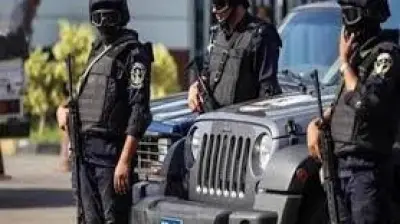 ضبط طالبين لقيادتهما سيارتين بتهور في السويس بعد فيديو استعراضي