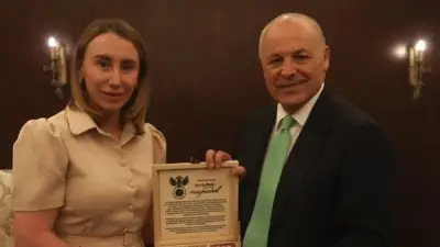 أبو ريدة يتبادل الدروع التذكارية مع رئيسة بعثة روسيا قبل ودية مصر