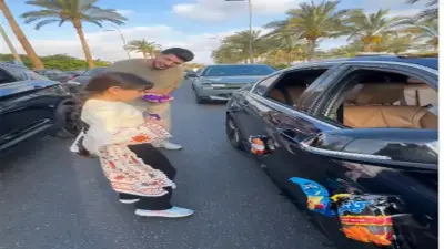 شاب سوري يطوف شوارع القاهرة لتوزيع هدايا العيد على الأطفال في لفتة إنسانية