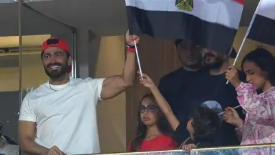 تامر حسني يحتفل مع منتخب مصر بالفوز على روسيا في استاد القاهرة