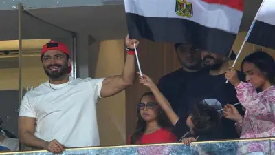 تامر حسني يدعم منتخب مصر بأعلام الفراعنة من مدرجات استاد القاهرة