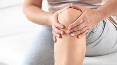 أسباب آلام الركبة عند ثنيها وطرق علاجها الفعالة