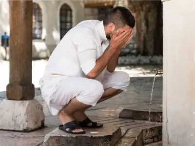 حكم غسل ظاهر العين وباطنها في الوضوء.. الإفتاء توضح