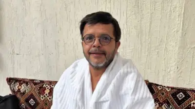 محمد هنيدي يمازح معجباً في الحج بأسلوبه الكوميدي الساخر