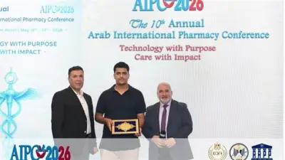 تكريم طالب متميز في الصيدلة الإكلينيكية بجامعة القاهرة الأهلية