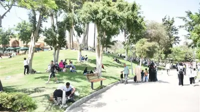 ظلال الأشجار ملاذ العائلات في حديقة الأزهر رابع أيام العيد