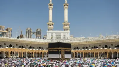 لماذا يرتدي الحجاج الجلباب في طواف الوداع؟ السبب الحقيقي