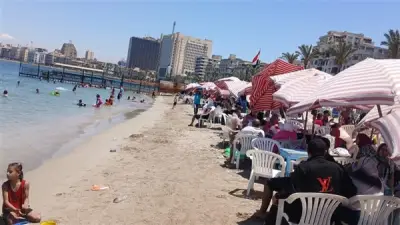 إقبال كثيف على شواطئ الإسكندرية في رابع أيام عيد الأضحى