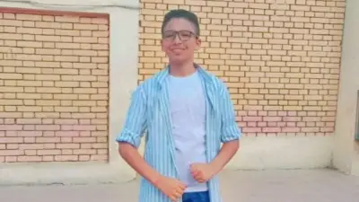 طفل يستغيث بعد فصل والده من شركة نظارات دون حقوقه