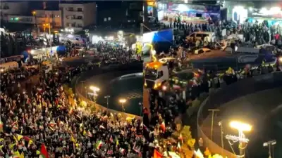 إيران تعرض زورقًا حربيًا في ساحة الثورة بطهران بحضور حشود