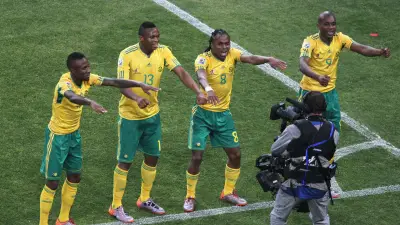 فضيحة تمنع منتخب جنوب أفريقيا من السفر للمونديال قبل الافتتاح