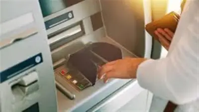 دليل الأمان الشامل لحماية بياناتك وأموالك عند السحب من الصراف الآلي