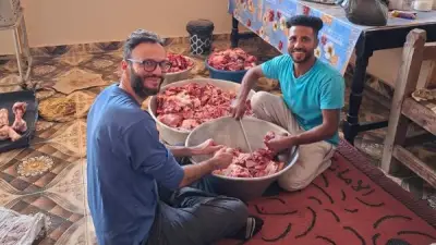 سائح إيطالي يشارك في توزيع لحوم الأضاحي بالأقصر ويثير تفاعلاً واسعاً