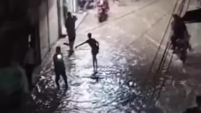 كسر مياه مفاجئ في شارع الجمهورية بطما وسوهاج يسبب ارتباكا مروريا