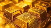 الذهب يتراجع 1% ليسجل 4485.89 دولار للأونصة