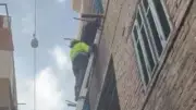 تشكيل لجنة هندسية لفحص عقار شبرا بعد إنقاذ 10 أشخاص من انهيار سلم