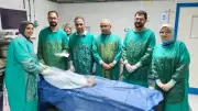 استخراج مسمار 10 سم من طفلة بالمنظار دون جراحة في الزقازيق