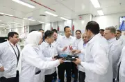 وزير الاتصالات يتفقد مصنع سامسونج ببني سويف باستثمارات 100 مليون دولار
