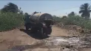 تحرير 11 محضرًا لسيارات كسح ألقت مخلفاتها بترع أبوتشت في قنا