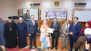 محافظ دمياط يسلم تأشيرات الحج وجوازات السفر لـ136 حاجاً