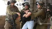 قوات الاحتلال تعتقل 14 فلسطينيا في الضفة الغربية وتقتحم منازلهم