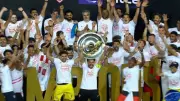 عمر جابر يتسلم درع الدوري المصري للزمالك للمرة الـ15