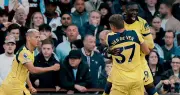 توتنهام يفوز على أستون فيلا 2-1 ويتمسك بالبقاء في الدوري الإنجليزي