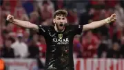 كفاراتسخيليا يتوج بجائزة أفضل لاعب في دوري أبطال أوروبا 2025-2026