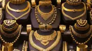 الذهب يفقد بريقه في مصر وعيار 21 يهبط 15 جنيهاً مع ضغوط عالمية