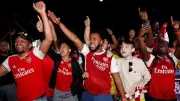 جماهير آرسنال تحتفل بفوز تاريخي بالدوري الإنجليزي بعد 22 عامًا من الانتظار