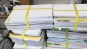 ضبط 3 أشخاص بينهم موظف تربية وتعليم لبيع 2 طن كتب دراسية كخردة بمطروح