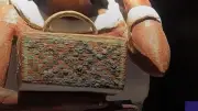 هل سرقت جوتشي تصميم حقيبتها من تمثال فرعوني عمره 3000 عام؟