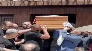 5 لقطات مؤثرة من جنازة هاني شاكر.. انهيار أرملته ونادية الجندي تساندها