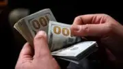 استقرار سعر الدولار عند 52.13 جنيه للشراء في السوق الرسمية