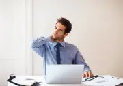احذر الجلوس لساعات طويلة على المكتب.. 6 مشاكل صحية تهددك