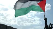 اعتقال 6 أشخاص بتهمة رفع علم فلسطين على برج إيفل في باريس
