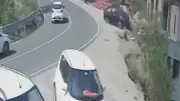 حادثان مأسويان: سائق هندي يسقط بسيارته في منحدر وحريق يودي بحياة 7 في روسيا