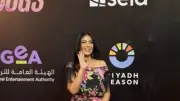 الفرق كبير.. عارضة أزياء بنفس فستان مني زكي بالعرض الخاص لفيلم 7 Dogs