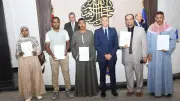 محافظ أسوان يسلم 8 عقود ملكية لتقنين أراضي الدولة