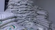 ضبط 8 أطنان دقيق وسكر مجهول المصدر بمصنع حلويات غير مرخص بقنا