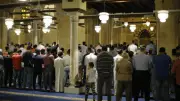 هل يجب إلصاق القدم بالقدم في صلاة الجماعة؟ الإفتاء تجيب