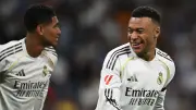 كيليان مبابي في موعد غرامي قبل الكلاسيكو وسط شكوك حول إصابته