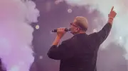 عمرو دياب يغني 