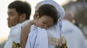 حكم طواف من يحمل طفلاً يلبس حفاضة.. الإفتاء تجيب