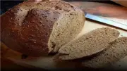 الحبة الكاملة أم الدقيق الأسمر: أيهما الأفضل لصحتك؟