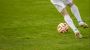 لاعب كندي يحتفل بهدفه بطريقة طريفة: أخرج بطاقته العقارية