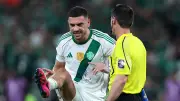 ديميرال يتصدر عقوبات الكلاسيكو الناري بين النصر والأهلي