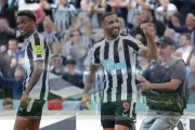 نيوكاسل يعود للانتصارات بفوز مثير على برايتون في الدوري الإنجليزي