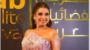 روجينا تتألق ببدلة وردية أنيقة في إطلالة غير تقليدية مع زوجها