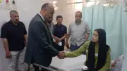 وكيل تعليم بني سويف يزور طالبات مصابات باشتباه تسمم غذائي